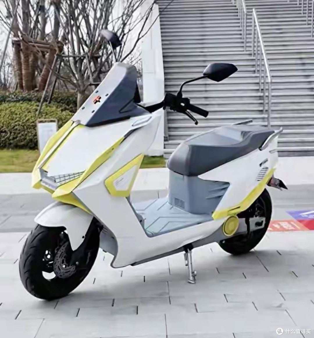 锋鸟F280C硬核：350公里长续航+7000W快充，“黑马”捅了电摩窝？