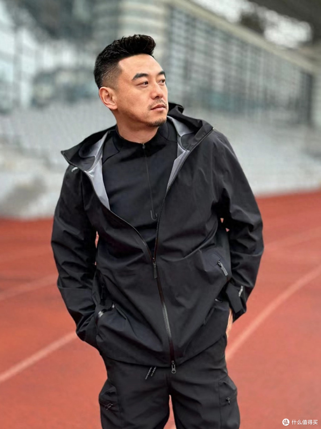 四五十岁的男人，这几种假时髦、真土气的冲锋衣要少穿，油腻老气