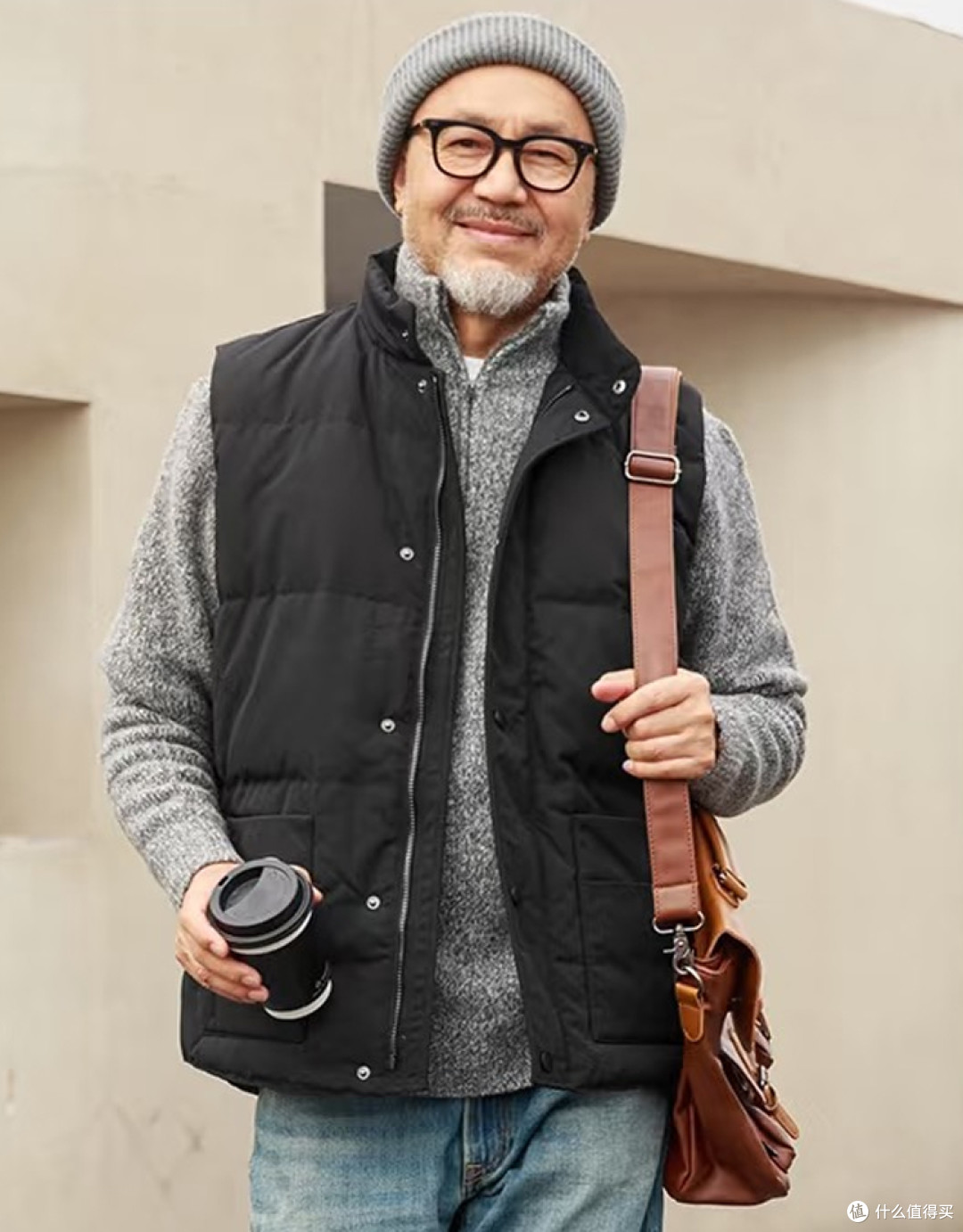 中老年男人放任老态的体现,羽绒服配西装裤、戴老头帽,油腻土气