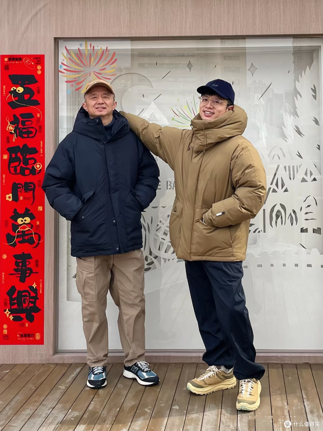中老年男人放任老态的体现,羽绒服配西装裤、戴老头帽,油腻土气