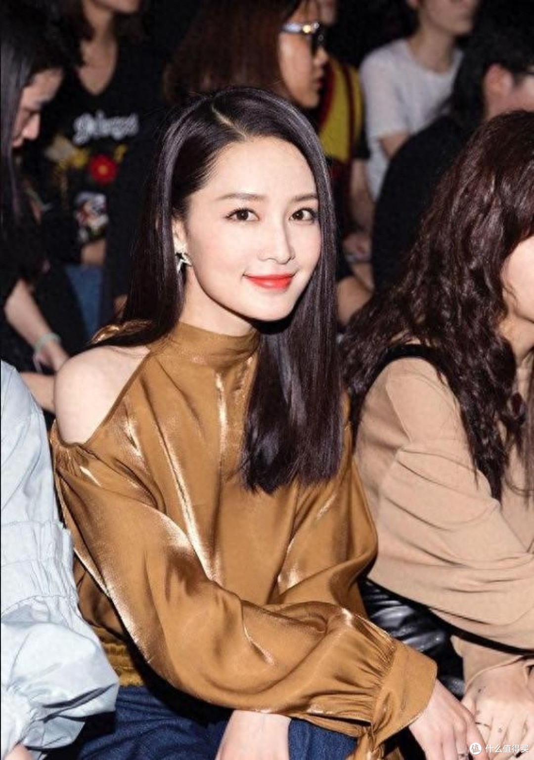 李沁带火一种春天新穿法:美拉德衬衫搭配阔腿裤,高级又时髦!