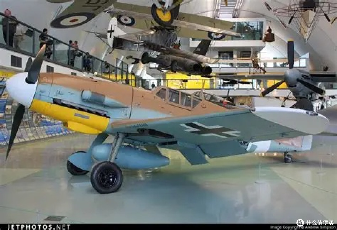 现存于英国皇家空军博物馆的Bf-109 G-2“黑色6号”，原属JG27。后面模型评测中我会尽量与该实机对比