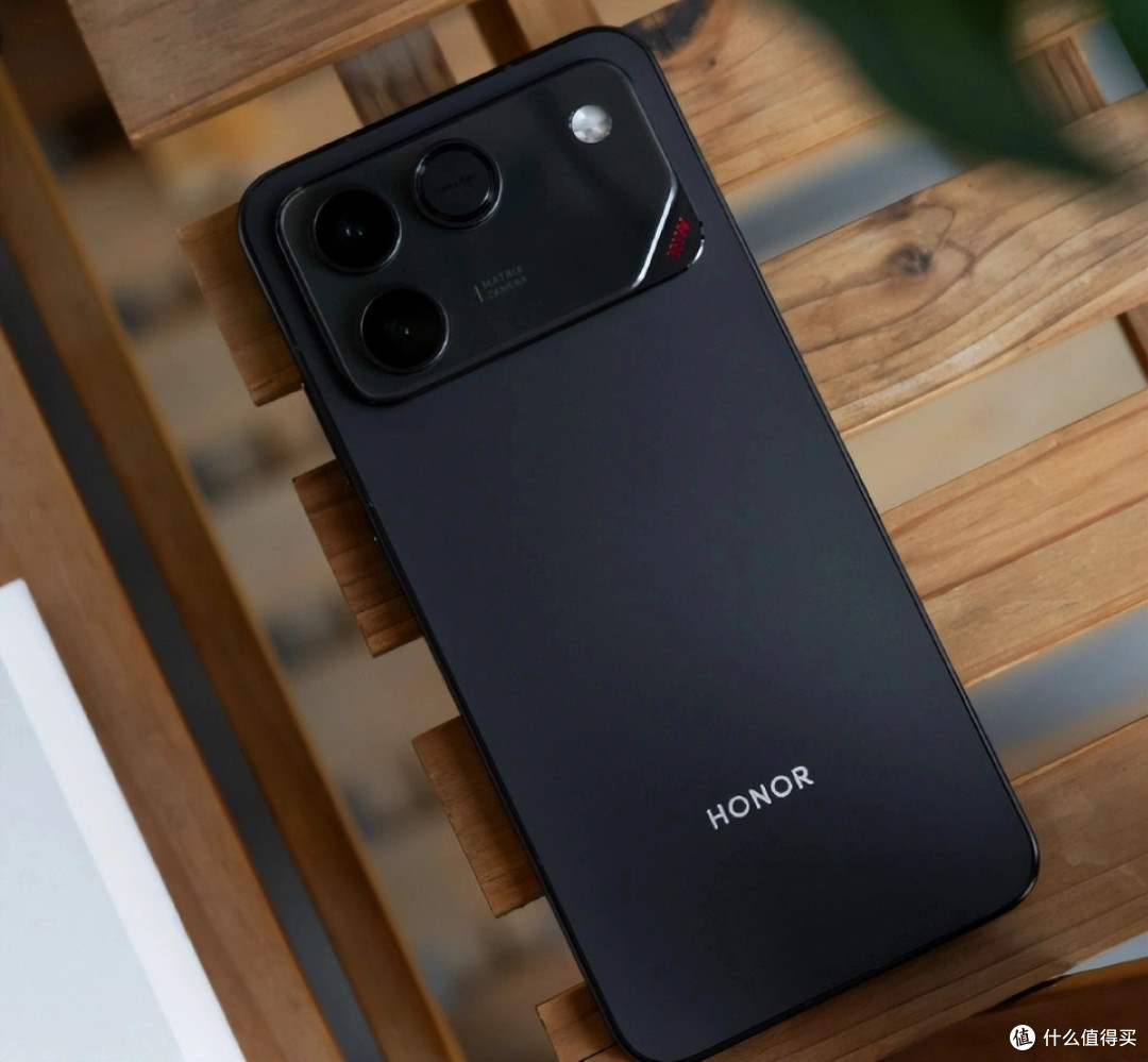 10000mAh+散热风扇+IP69K,荣耀热销手机重新开卖,售价2999元起