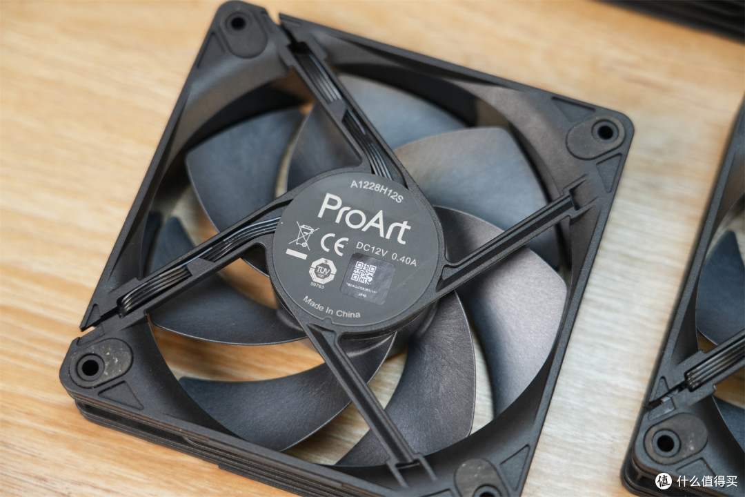 华硕ProArt 创梦120风扇：高性能与便捷安装的完美融合