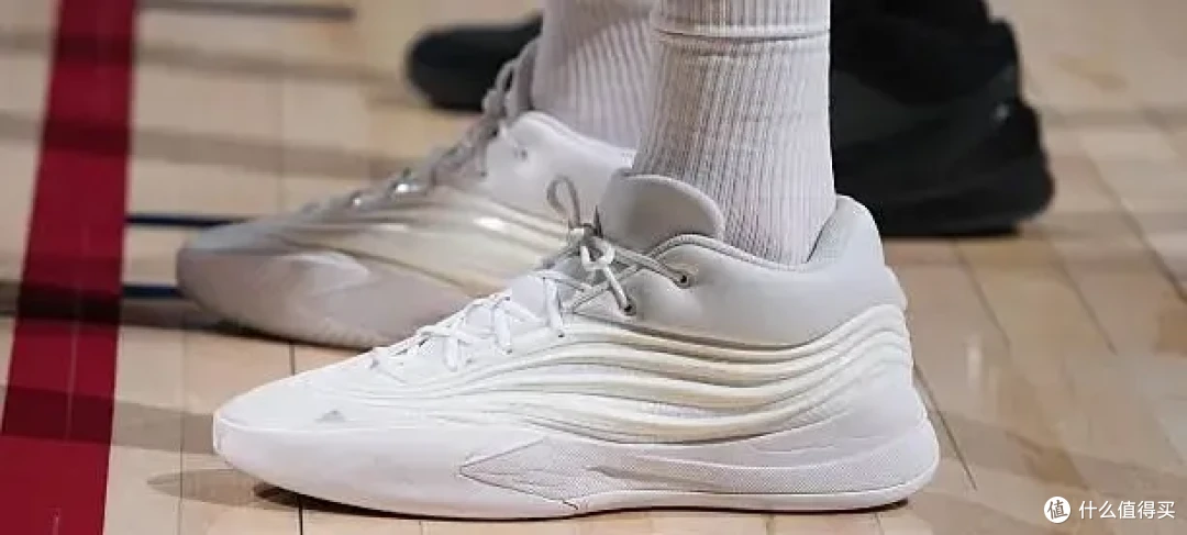 【NBA每日上脚】小杨黑丝配白鞋!哈登9穿一次损失300块?