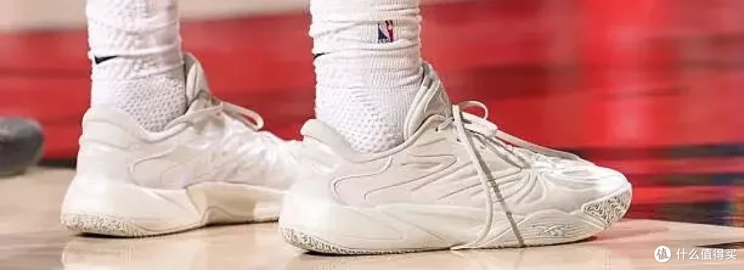 【NBA每日上脚】小杨黑丝配白鞋!哈登9穿一次损失300块?