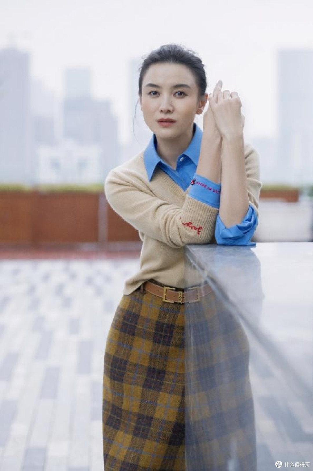 宋佳的春天穿搭：衬衫叠穿不配裤子、乐福鞋，这样装扮更时髦高级