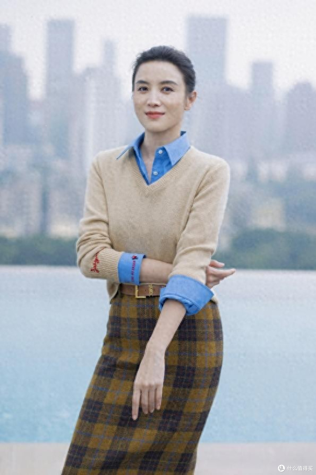 宋佳的春天穿搭：衬衫叠穿不配裤子、乐福鞋，这样装扮更时髦高级