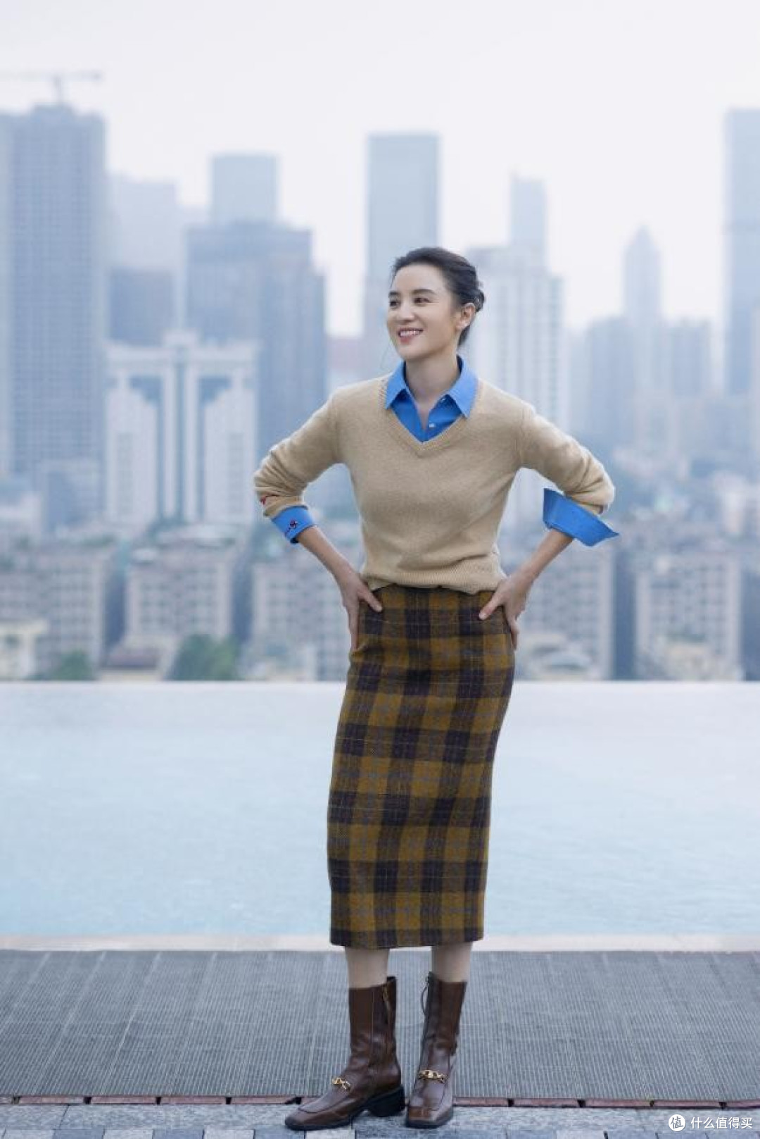 宋佳的春天穿搭：衬衫叠穿不配裤子、乐福鞋，这样装扮更时髦高级