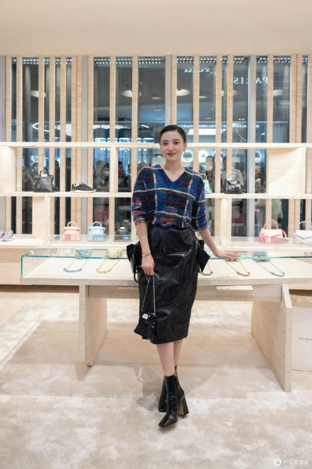 宋佳的春天穿搭：衬衫叠穿不配裤子、乐福鞋，这样装扮更时髦高级