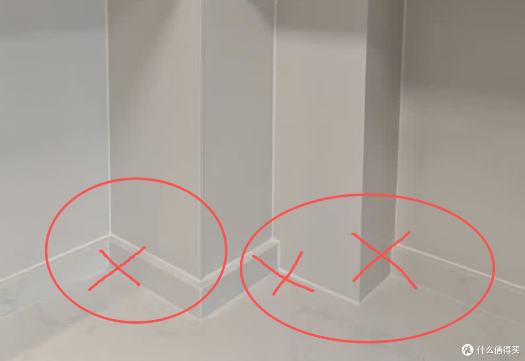 有挡水条，干净不利索，后期底部积累脏污不好打理