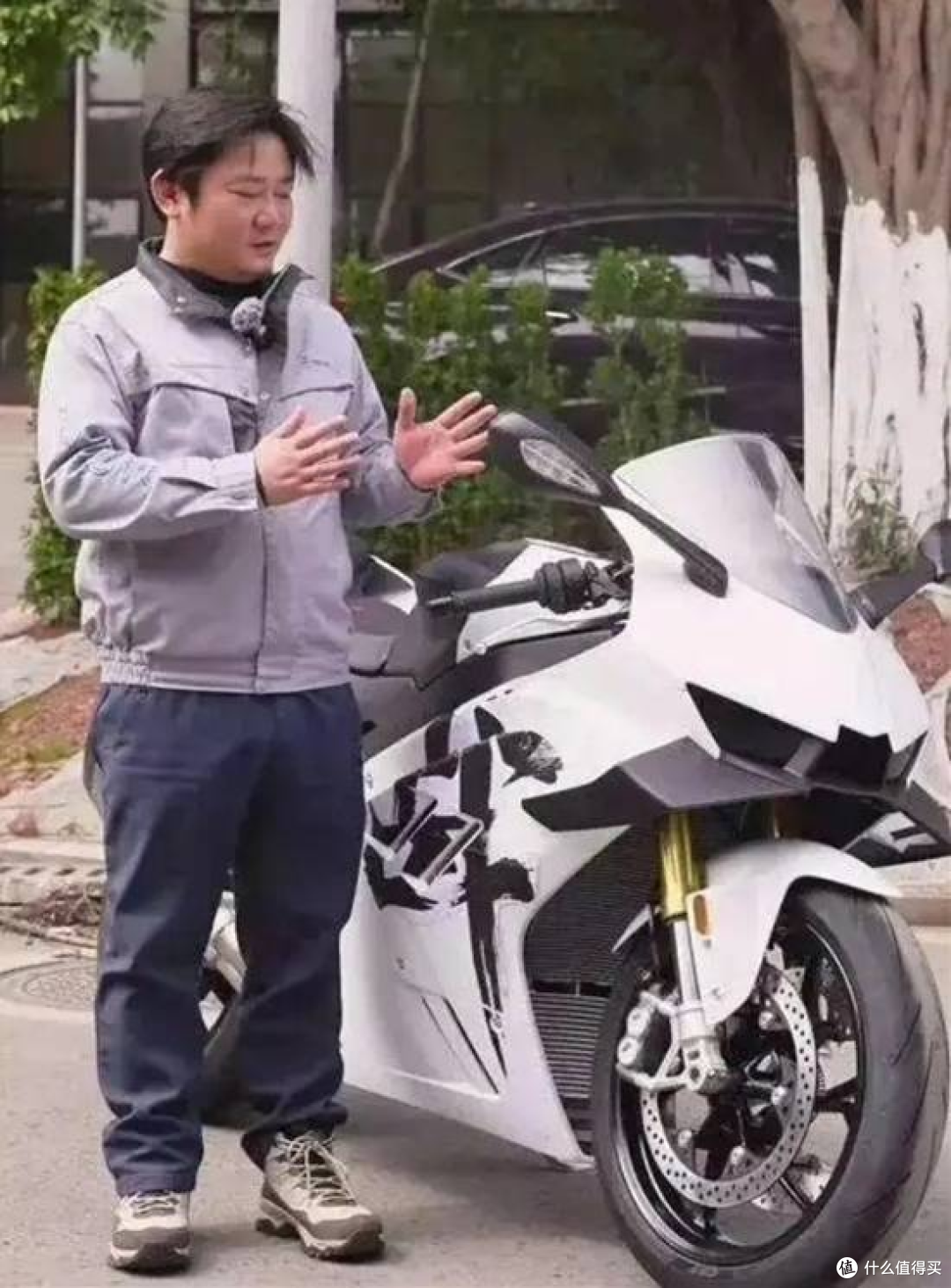 张雪直言造车底线:无自主发动机必被卡脖子!