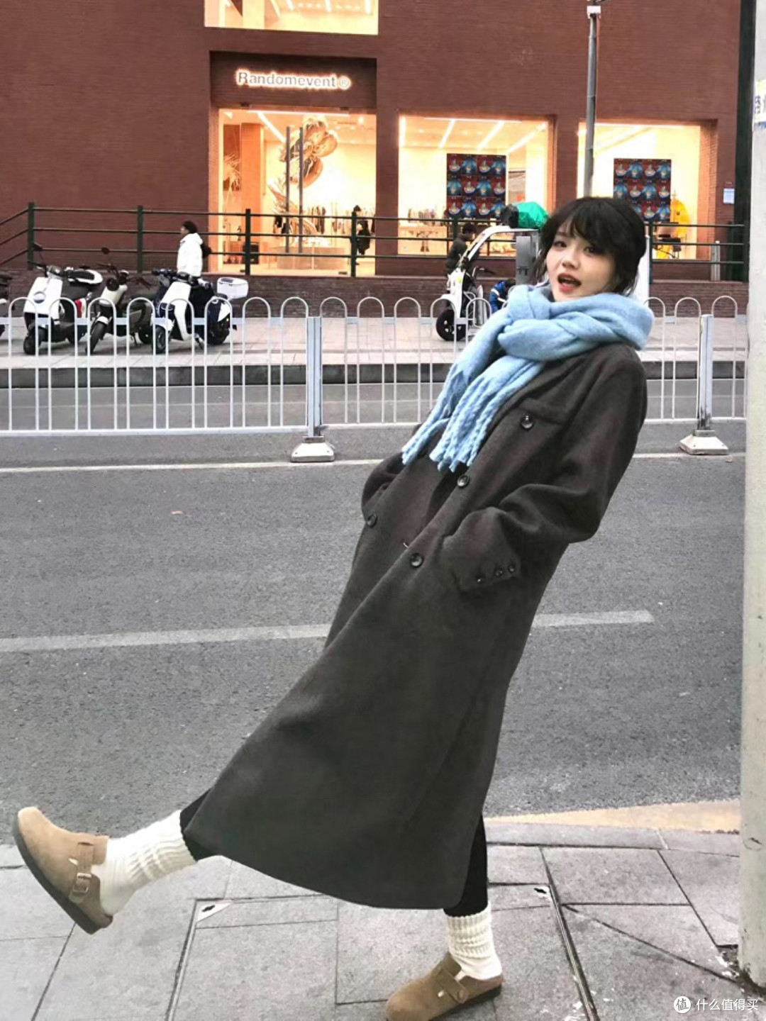 去了太古里,发现短裙搭配黑丝不兴了!年轻人都在穿长裤+勃肯鞋