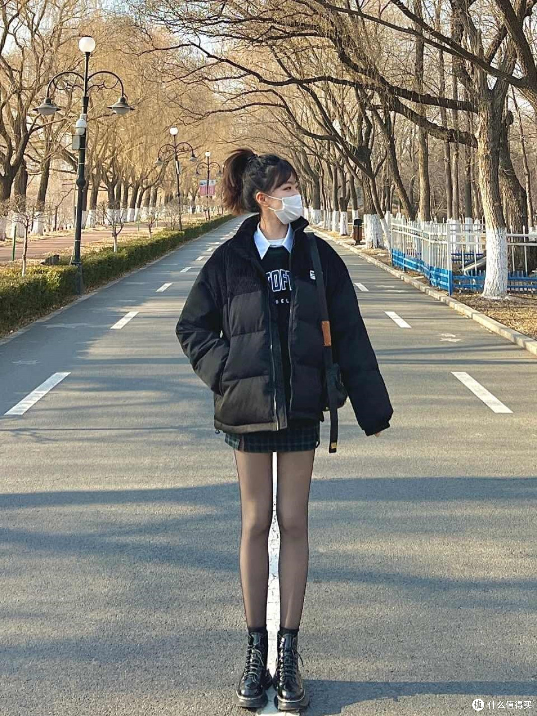 去了太古里,发现短裙搭配黑丝不兴了!年轻人都在穿长裤+勃肯鞋