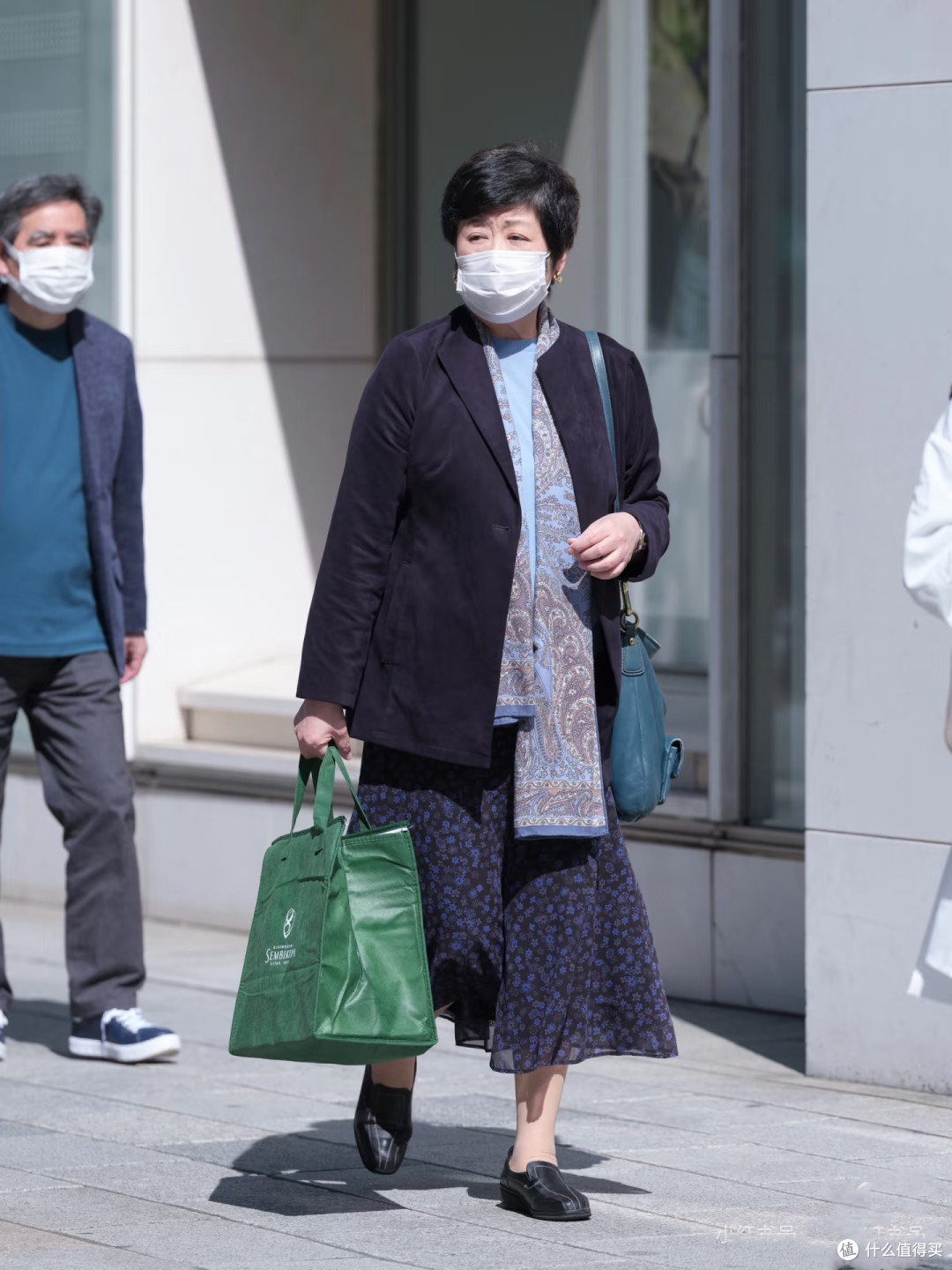 女人上了年纪,少穿风衣搭配丝巾,其实大衣+围巾更显气质与优雅