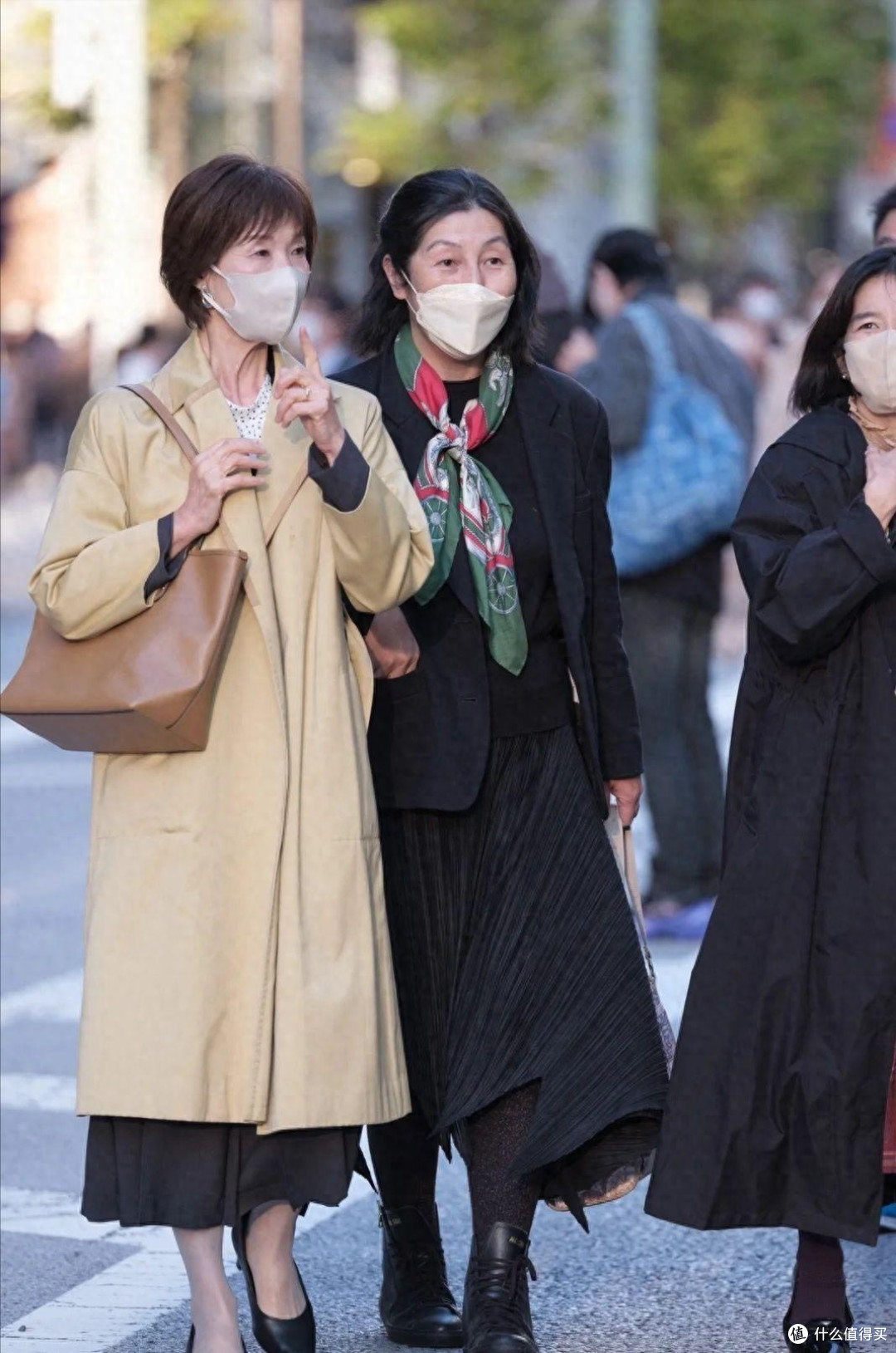 女人上了年纪,少穿风衣搭配丝巾,其实大衣+围巾更显气质与优雅