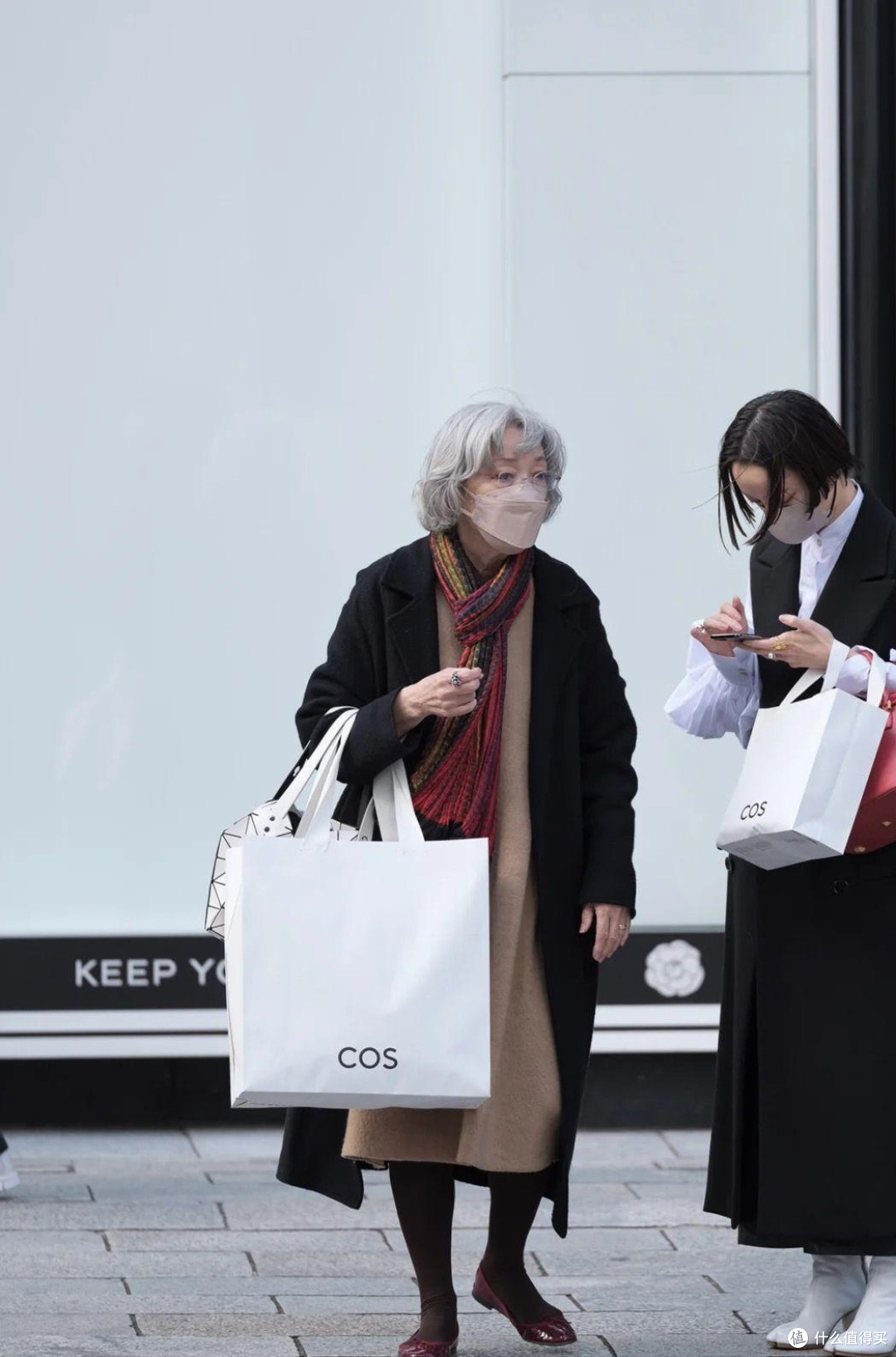 女人上了年纪,少穿风衣搭配丝巾,其实大衣+围巾更显气质与优雅
