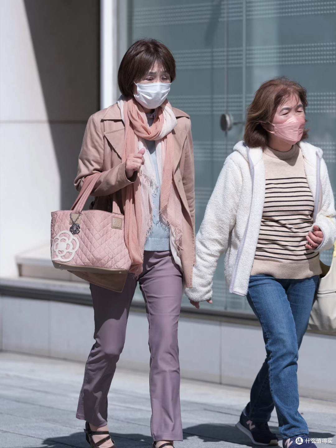 女人上了年纪,少穿风衣搭配丝巾,其实大衣+围巾更显气质与优雅