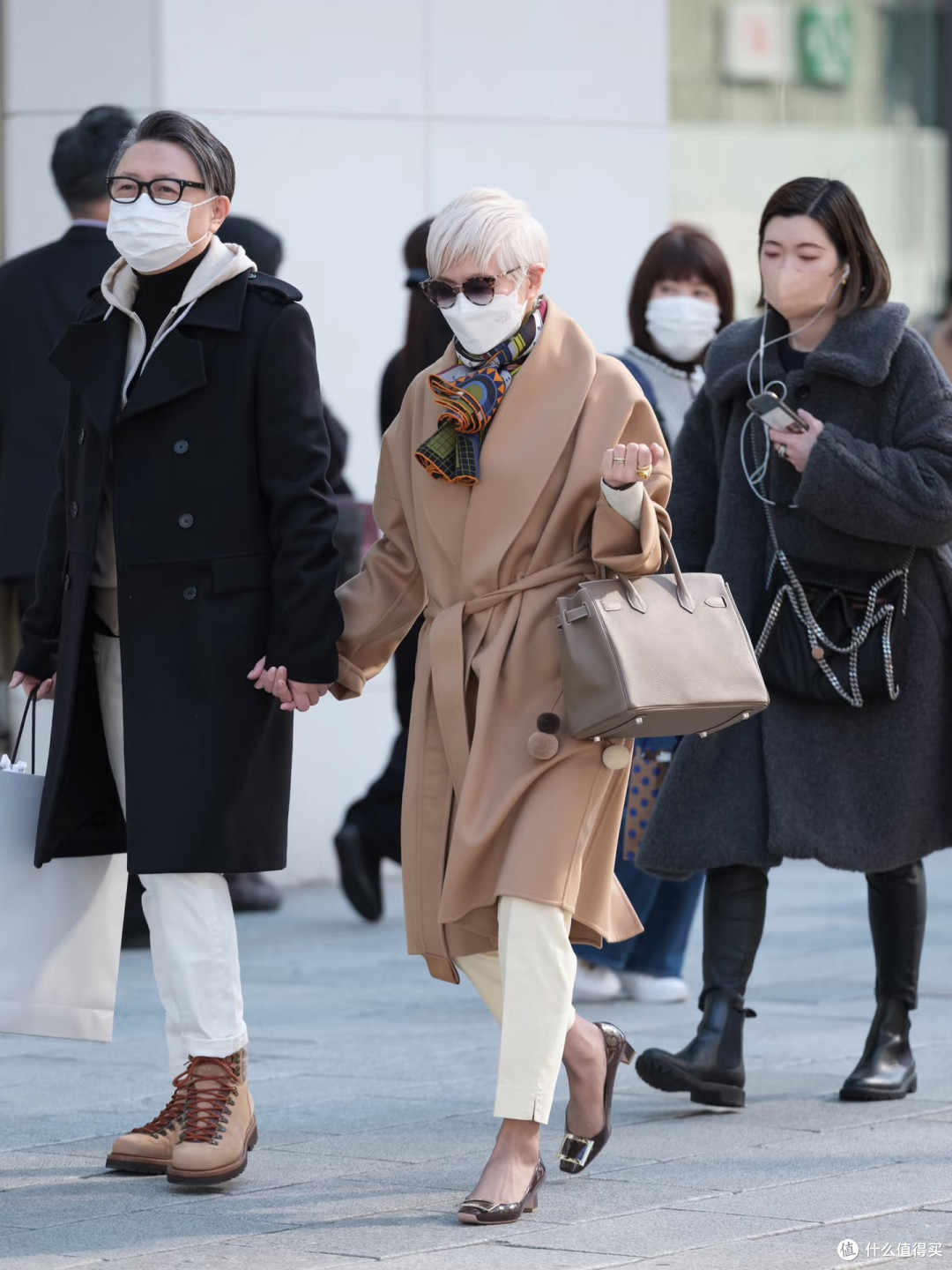 女人上了年纪,少穿风衣搭配丝巾,其实大衣+围巾更显气质与优雅