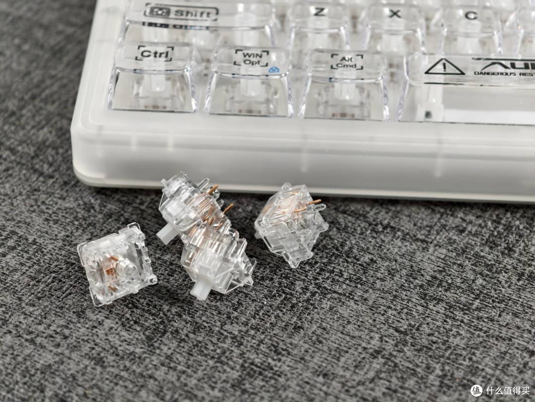 这么炫酷的大配列键盘可不多见,甚至还是水桶级配置