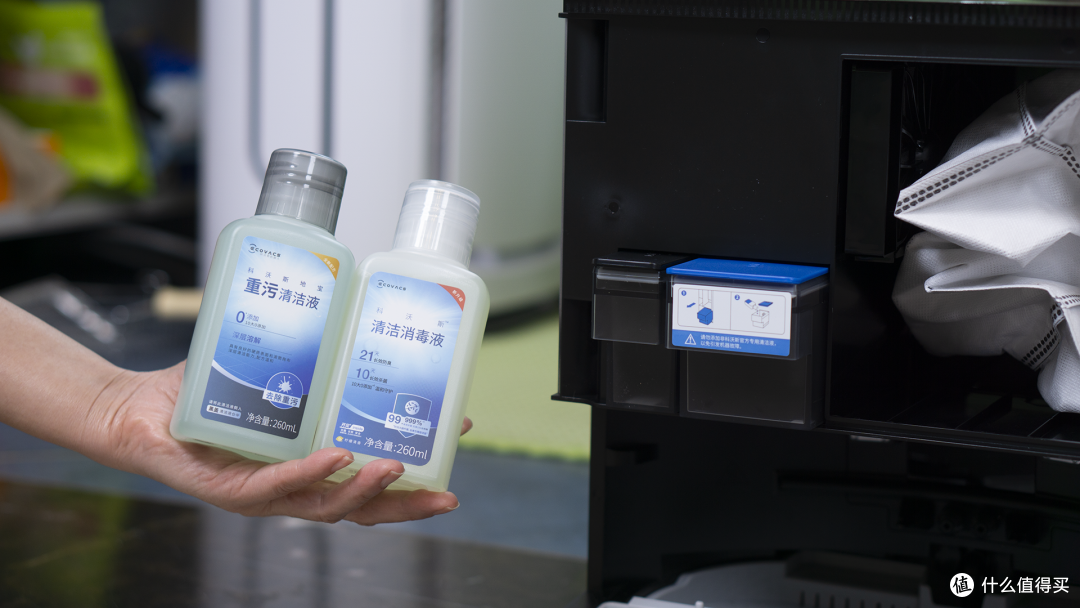 双猫家庭地面灾难现场?科沃斯X12 PRO实测:猫砂、毛发、油污一站式解决!