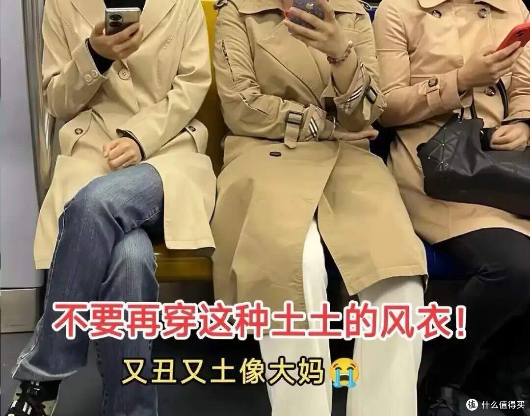 50多岁的女人:运动鞋过时了,建议多穿风衣+乐福鞋,优雅得体
