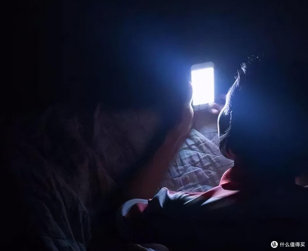 省电!父母关灯刷手机等于毁眼,医生:这 3 个习惯正在偷走视力