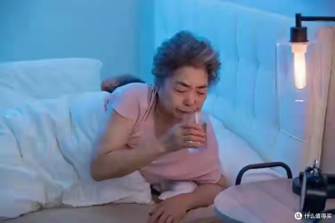 睡眠与饮水有关?医生劝告:要想晚上睡得好,睡前3种水别碰