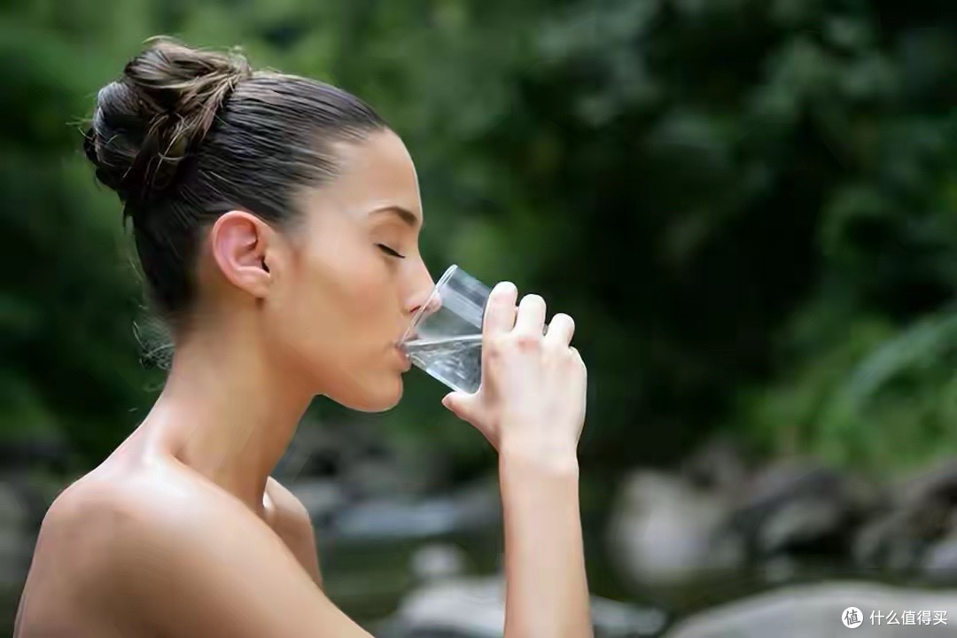 睡眠与饮水有关?医生劝告:要想晚上睡得好,睡前3种水别碰