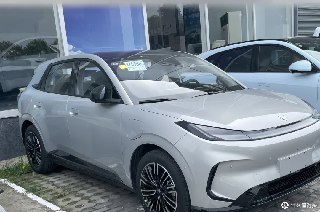 极狐T1与零跑A10:空间与科技对决