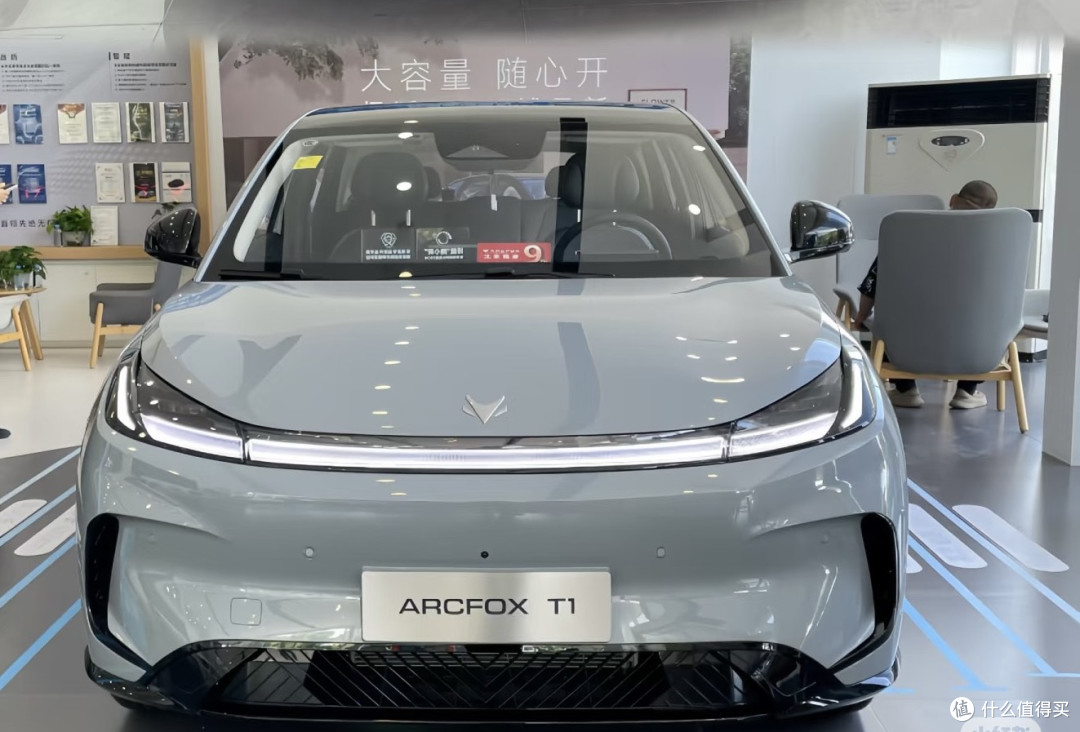极狐T1与零跑A10:空间与科技对决