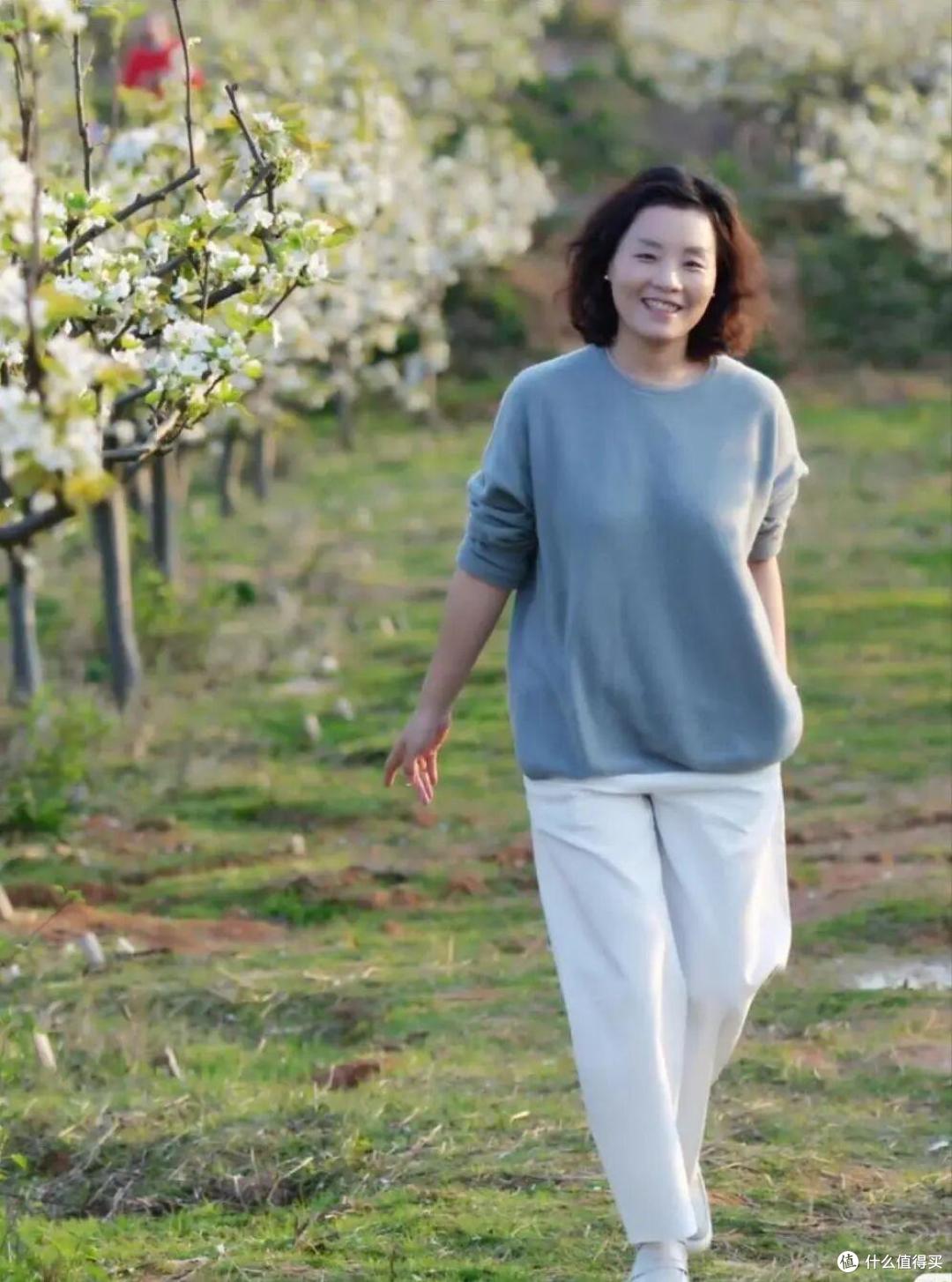 劝女人上了年纪以后，要多穿“白裤子”？看了这几组对比你就懂了