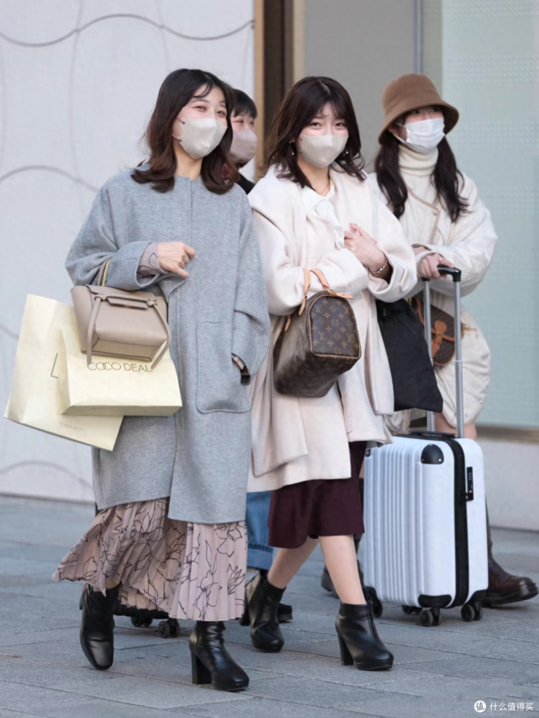 换季去日本发现:很多年轻人都在穿“大衣+裸靴”,显高又显气质