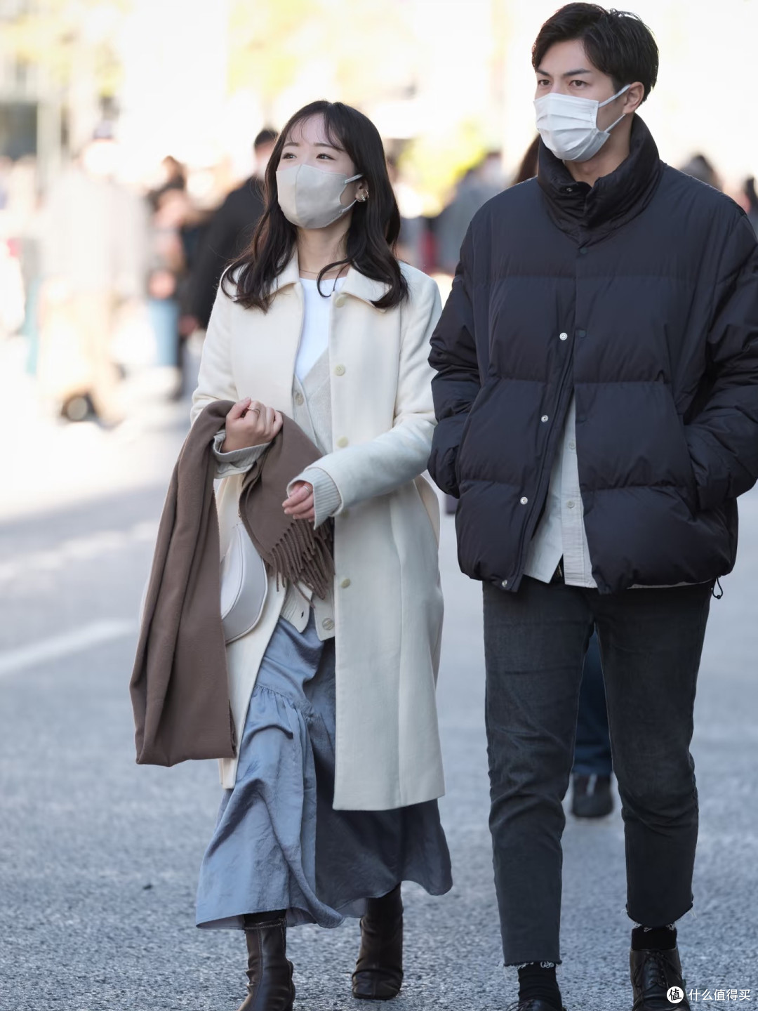 换季去日本发现:很多年轻人都在穿“大衣+裸靴”,显高又显气质