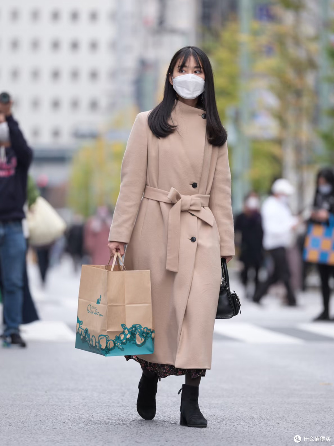 换季去日本发现:很多年轻人都在穿“大衣+裸靴”,显高又显气质