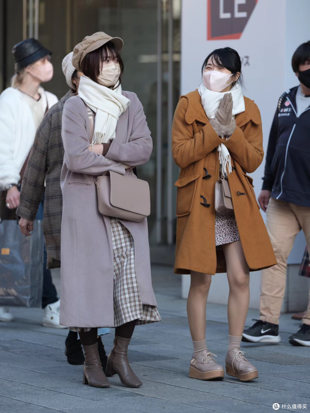 换季去日本发现:很多年轻人都在穿“大衣+裸靴”,显高又显气质