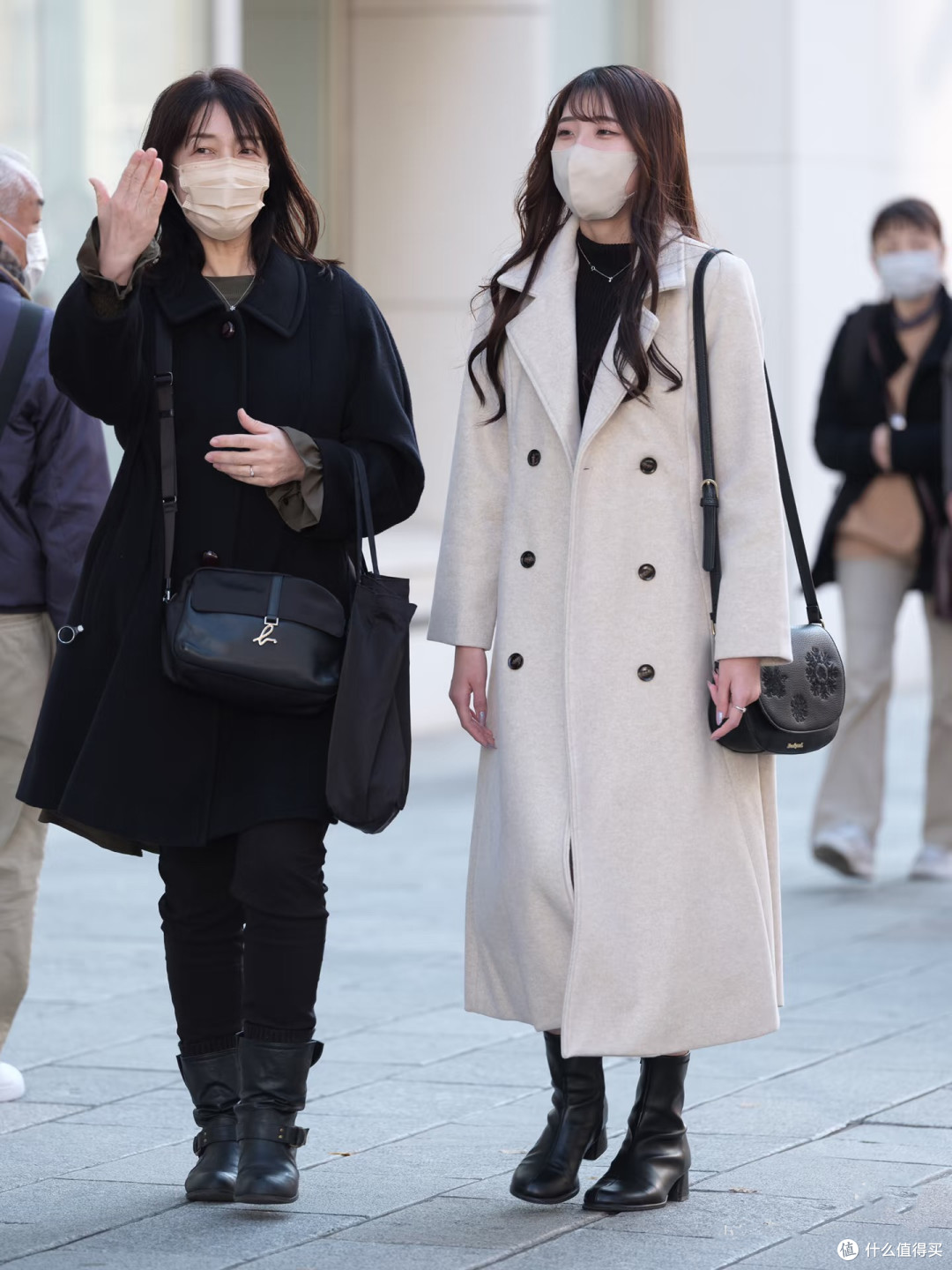 换季去日本发现:很多年轻人都在穿“大衣+裸靴”,显高又显气质