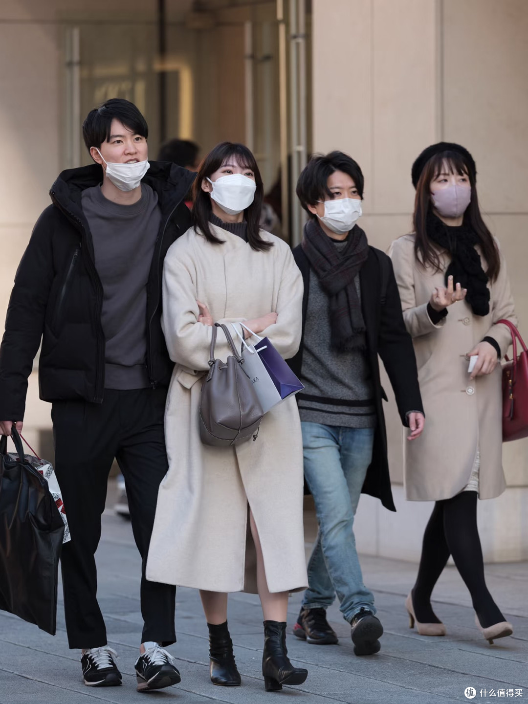 换季去日本发现:很多年轻人都在穿“大衣+裸靴”,显高又显气质