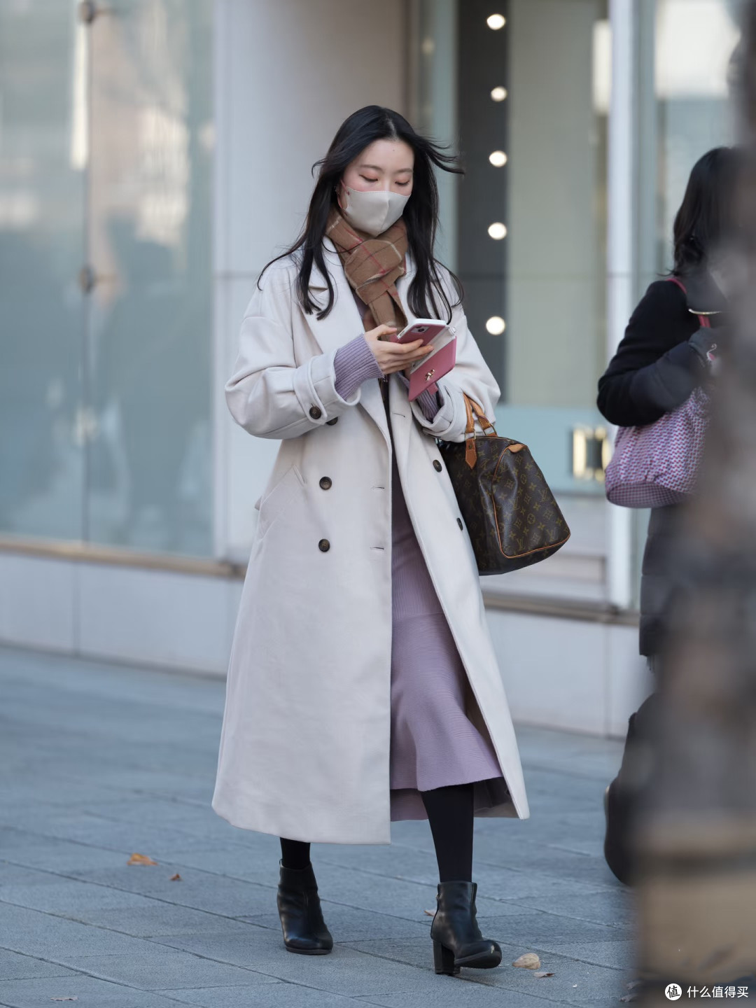 换季去日本发现:很多年轻人都在穿“大衣+裸靴”,显高又显气质