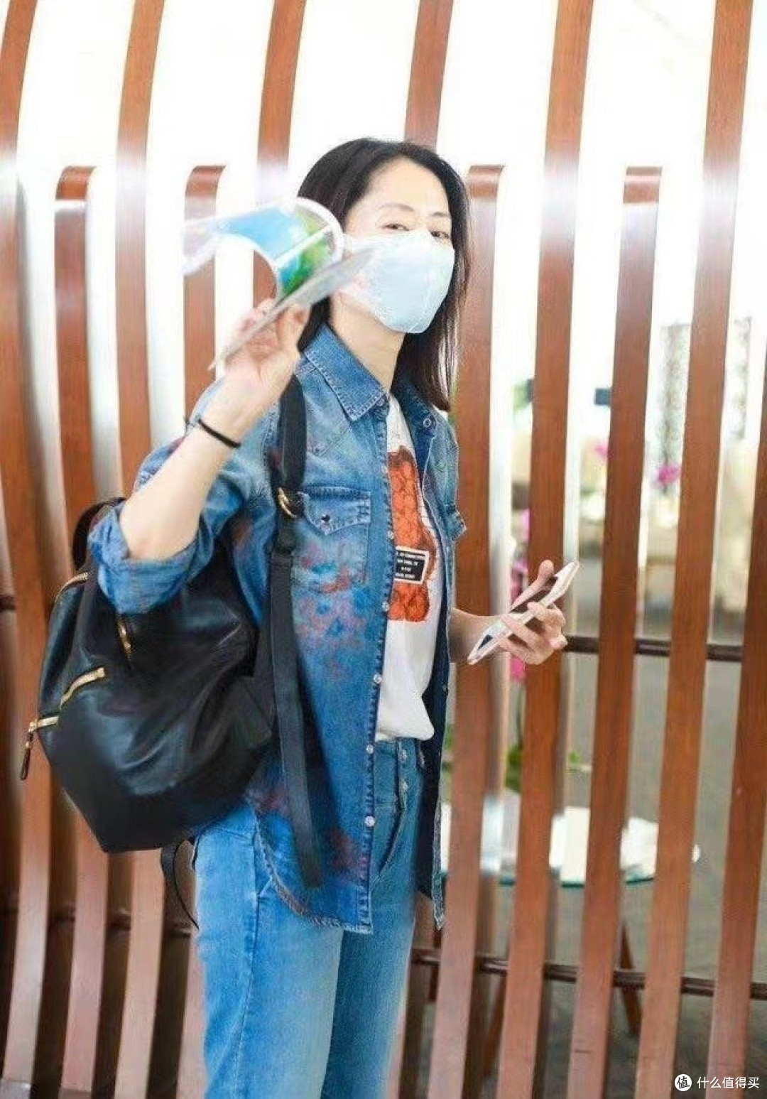 刘敏涛剪了波波头瞬间减龄,穿毛衣+牛仔裤像超模,显瘦又时髦!