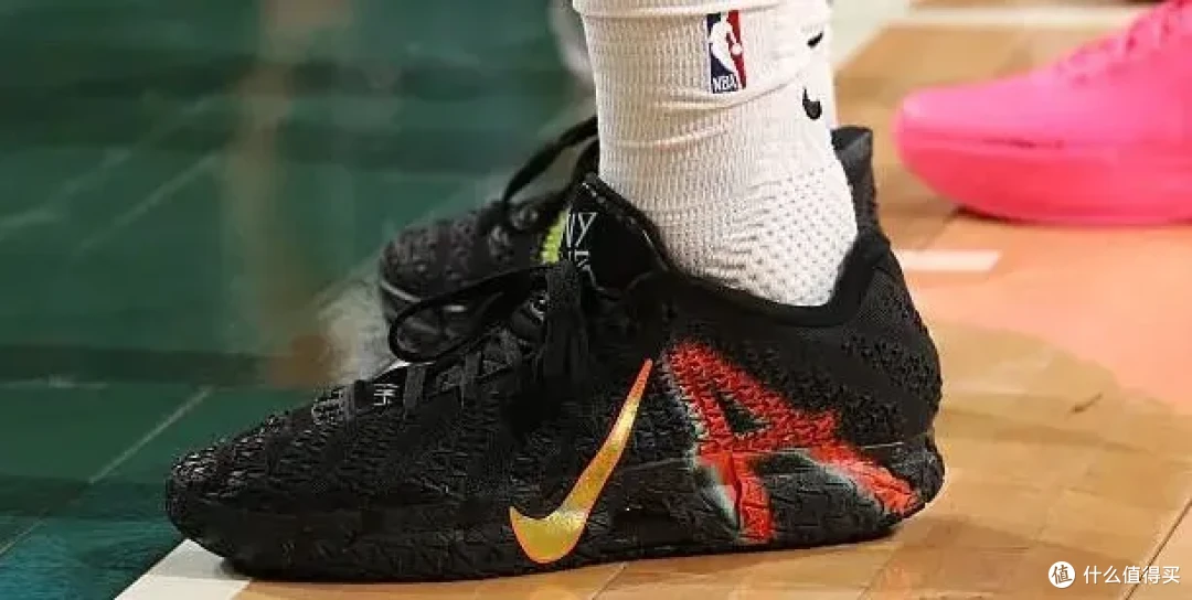 【NBA每日上脚】迪子的蓝色漆皮，时隔23年依旧骚到爆！