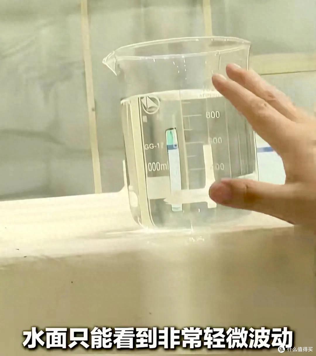 机组下有台132吨的转子,每秒转50圈,机组上放一杯水,水波不惊