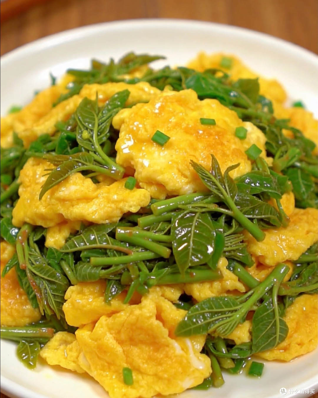 香椿炒鸡蛋：春日限定的鲜香美味
