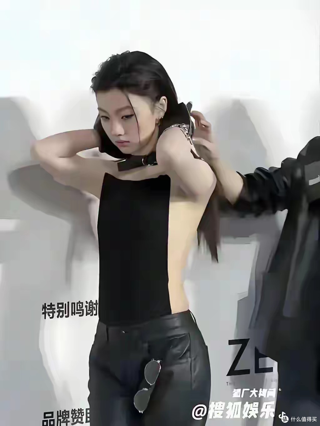 21岁单依纯彻底放开，穿衣越来越大胆，为流量真是拼了