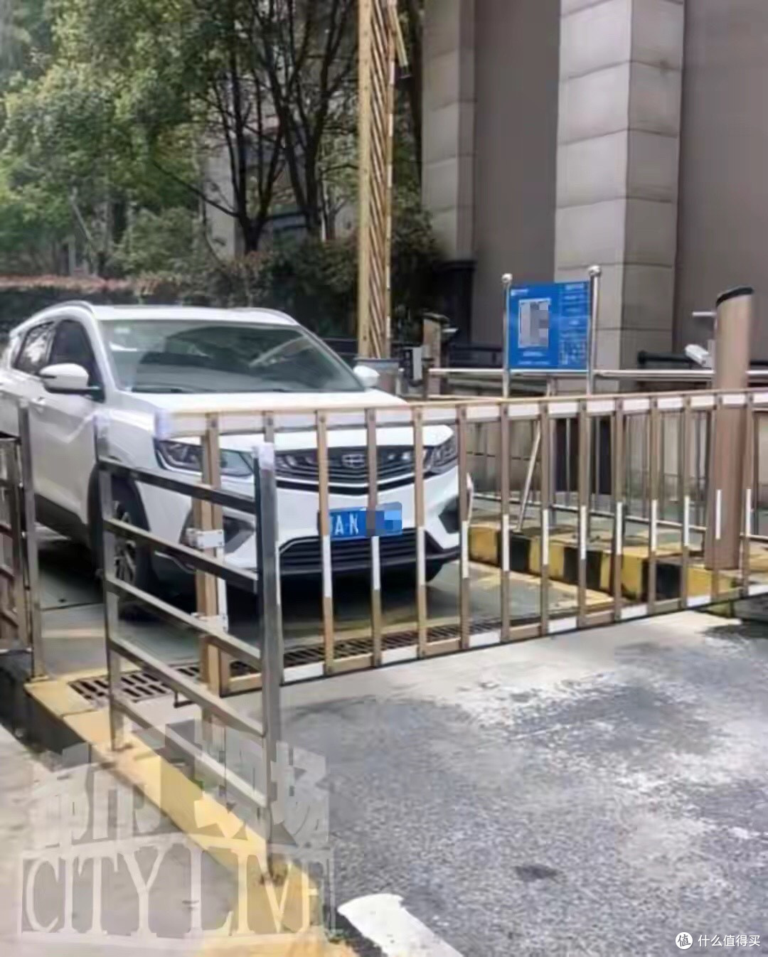 南昌一物业公司硬核催费:不交管理费就不让车进出买车位也不行