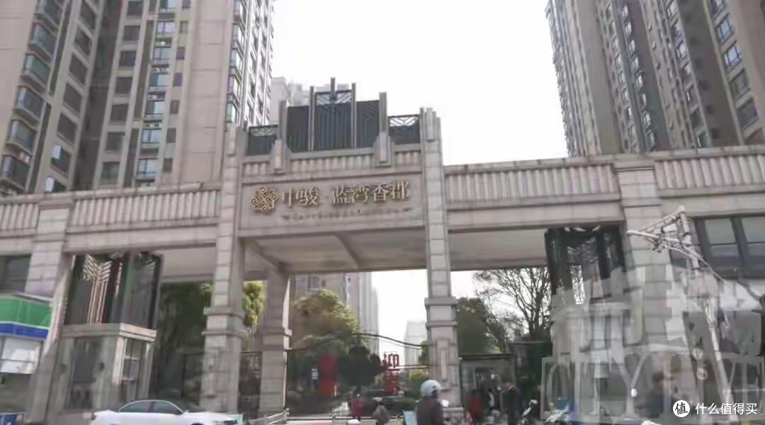 南昌一物业公司硬核催费：不交管理费就不让车进出买车位也不行