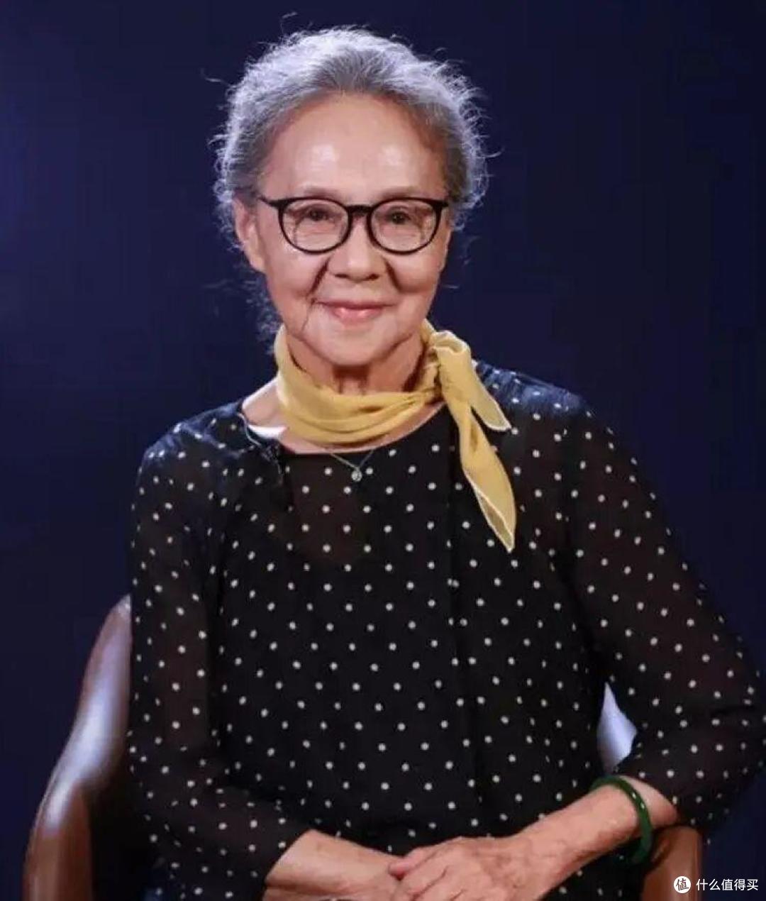 佩戴丝巾有多么暴露年龄,看完这3组对比图就懂了,尤其是50+女人
