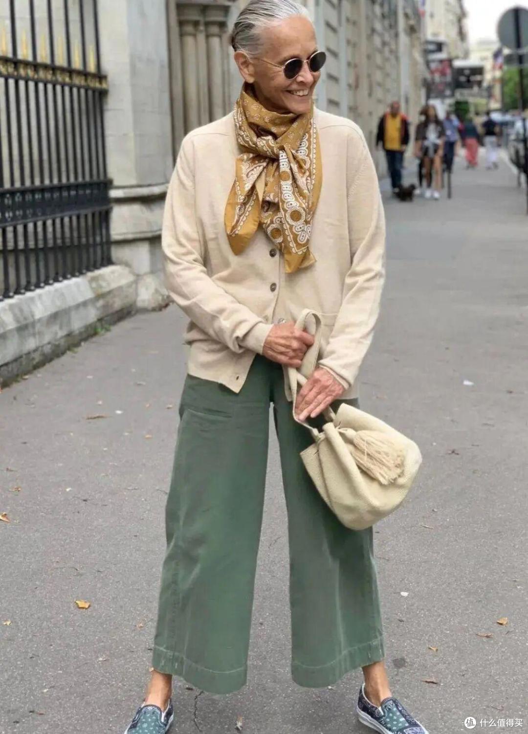 佩戴丝巾有多么暴露年龄,看完这3组对比图就懂了,尤其是50+女人
