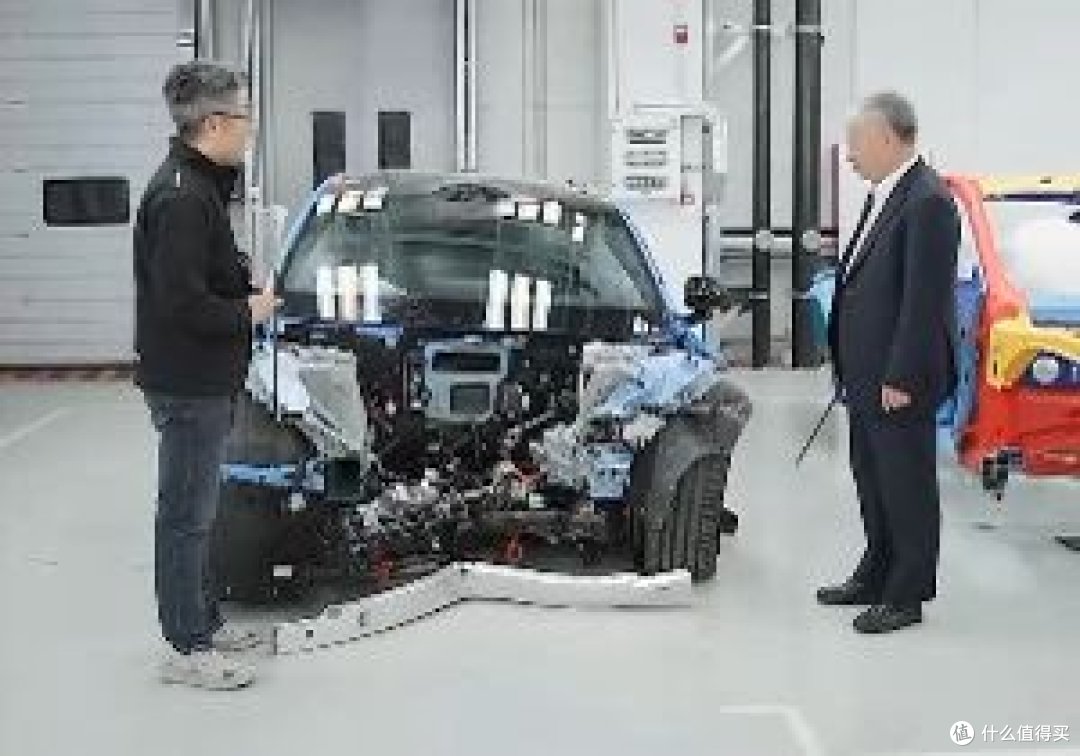 拆车狂魔又上线!雷军直播拆车3.5小时!新一代SU7被大卸八块!