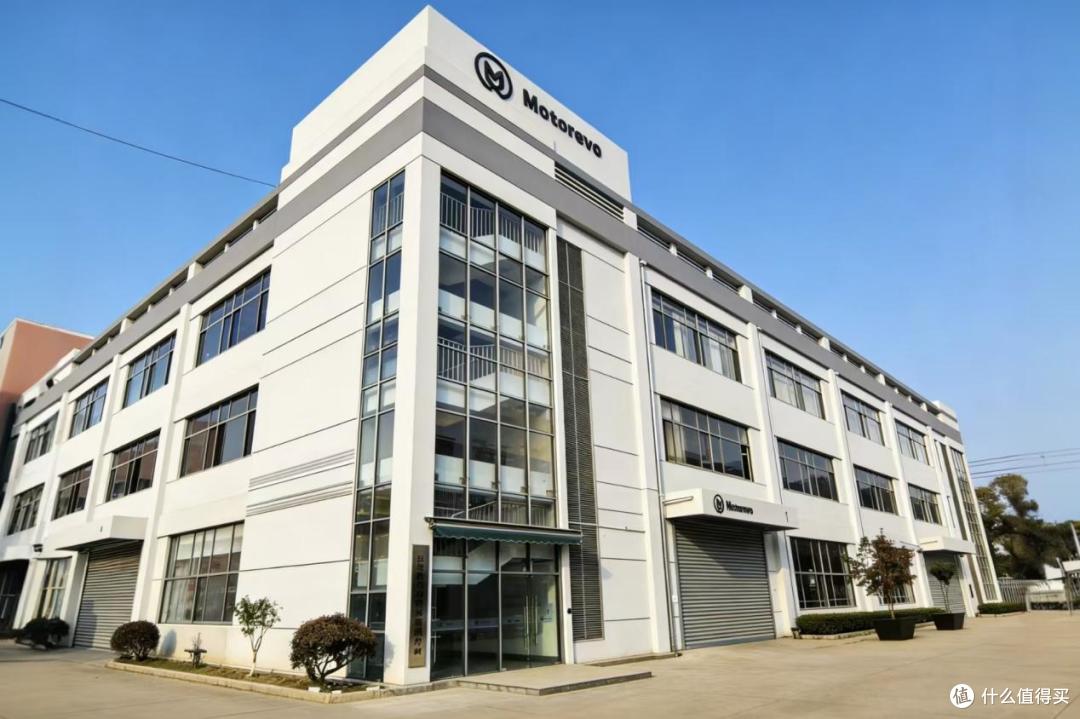 节拍压缩到90秒:泉智博用一条产线,为人形机器人「松绑」